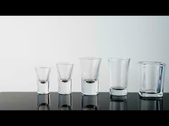 Petits verres à liqueur de forme ronde et de construction adaptés à la consommation