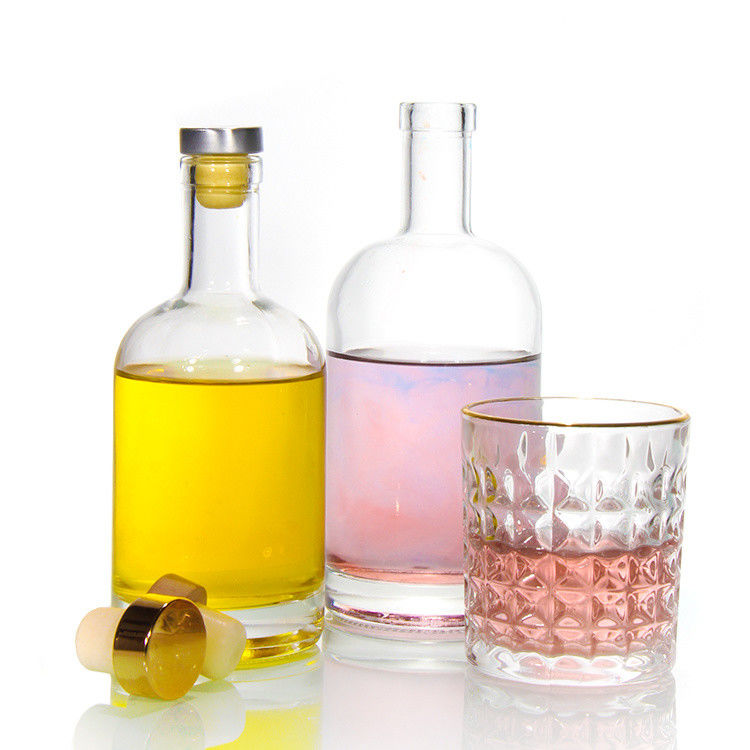 Vente au détail Prix bon marché Matériau blanc haut 750 ml Bouteille de verre pour le whisky au rhum
