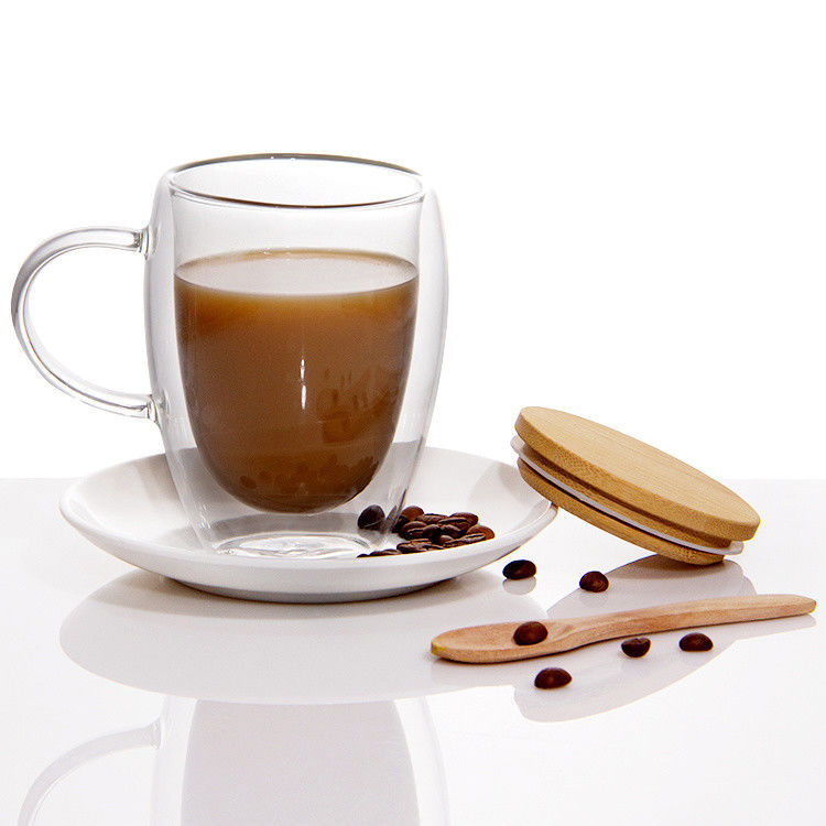 Une tasse de thé en verre borosilicate pour le barbecue.