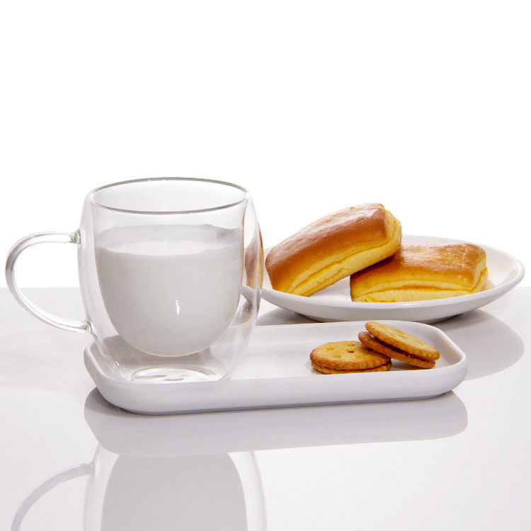 Une tasse de thé en verre borosilicate pour le barbecue.