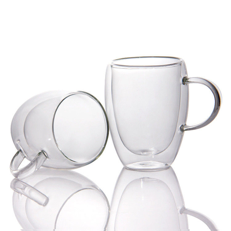 Une tasse de thé en verre borosilicate pour le barbecue.