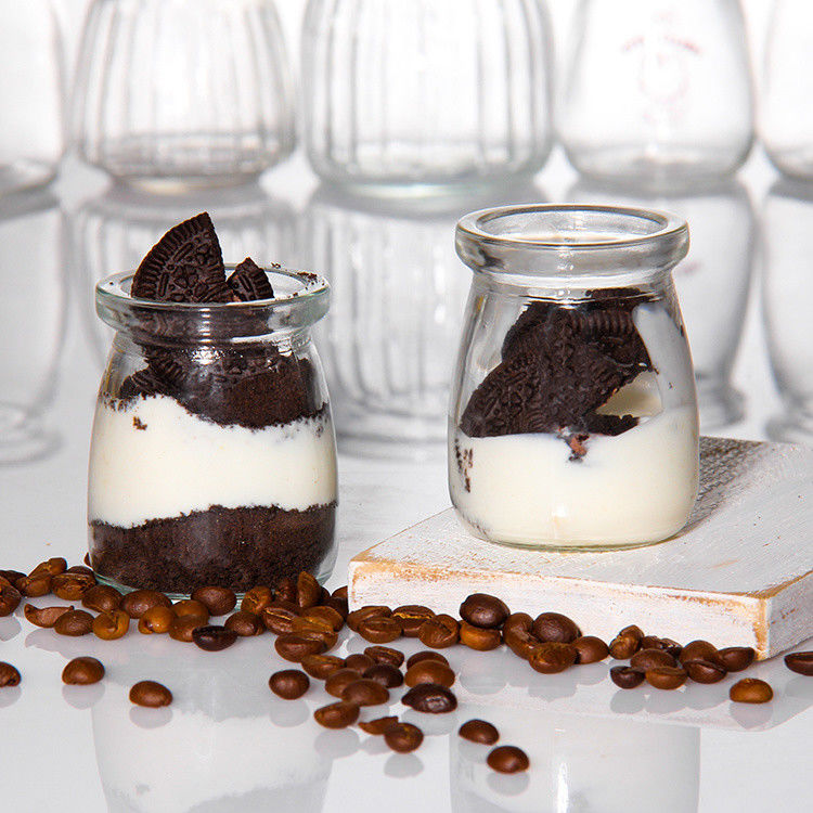 Bouteille de yaourt en verre de 100 ml, bouteille de pudding, bouteille de gelée mousse, tasse de dessert et bouteille de lait frais avec couvercle en plastique.