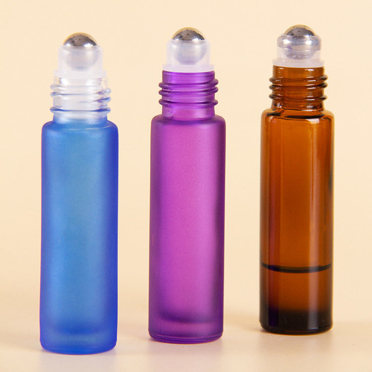 Bouteilles en verre glacé à rouleaux de 10 ml de couleur arc-en-ciel pour l' huile essentielle avec bouchon brossé