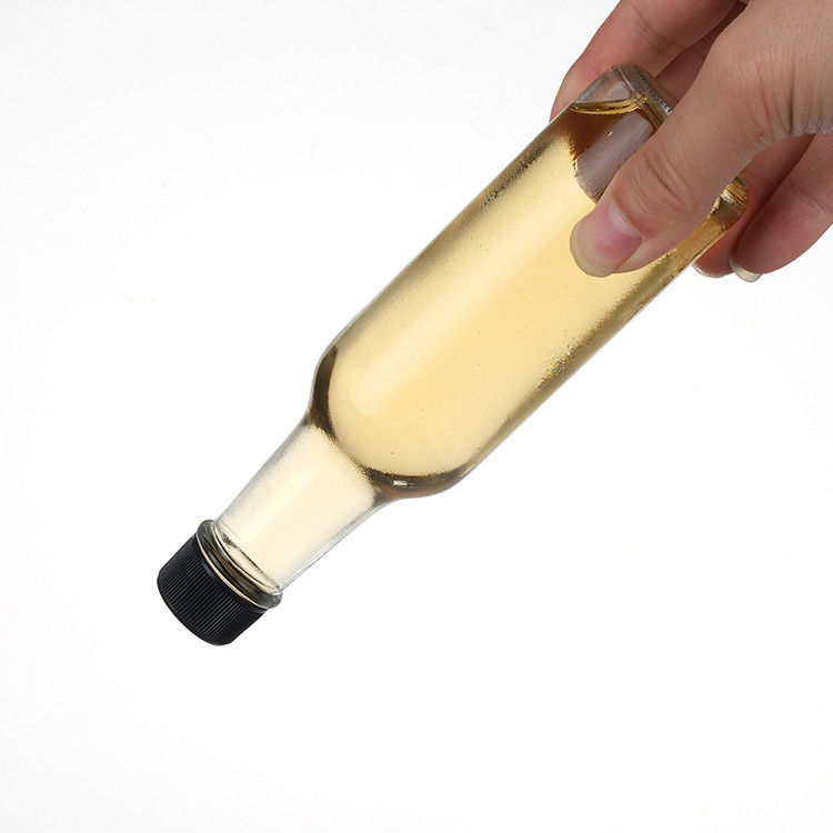 Bouteilles en verre avec un couvercle en plastique noir pour les sauces BBQ