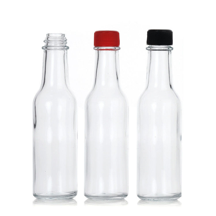 Bouteilles en verre avec un couvercle en plastique noir pour les sauces BBQ