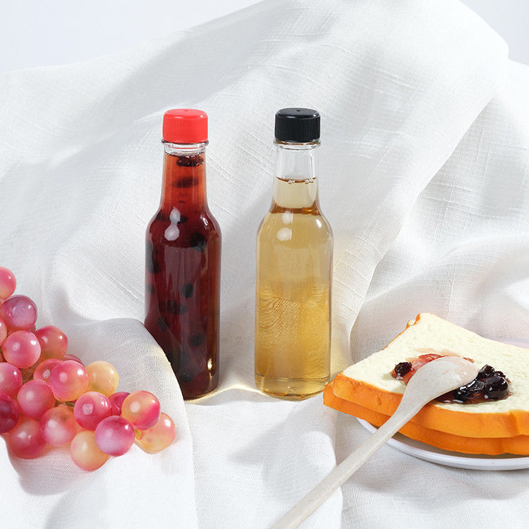 Bouteilles en verre avec un couvercle en plastique noir pour les sauces BBQ
