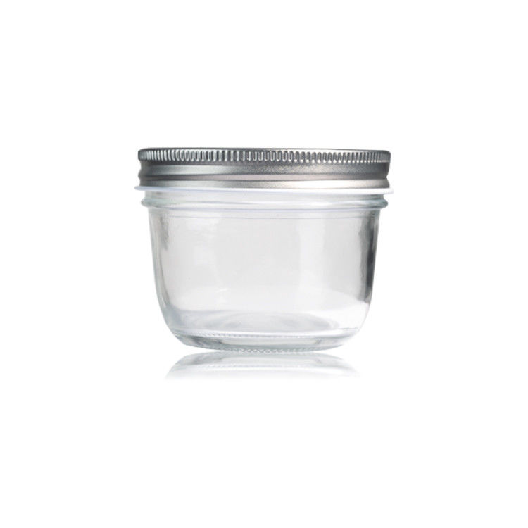 Une bouteille de miel de haute qualité avec couvercle.